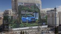 Paradox. Ford na největším billboardu na světě inzeruje své nejmenší SUV