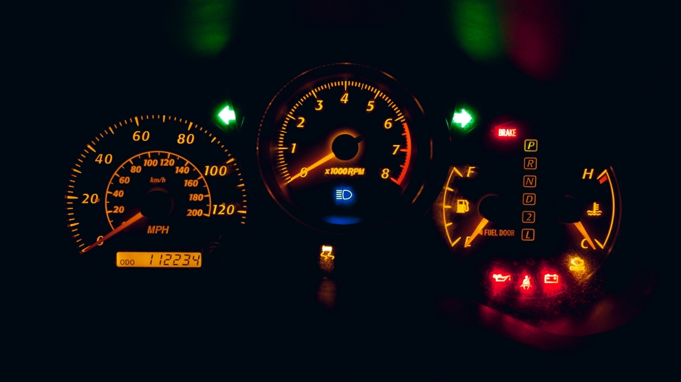 Kontrolky v autě - které jsou důležité a co dělat když svítí